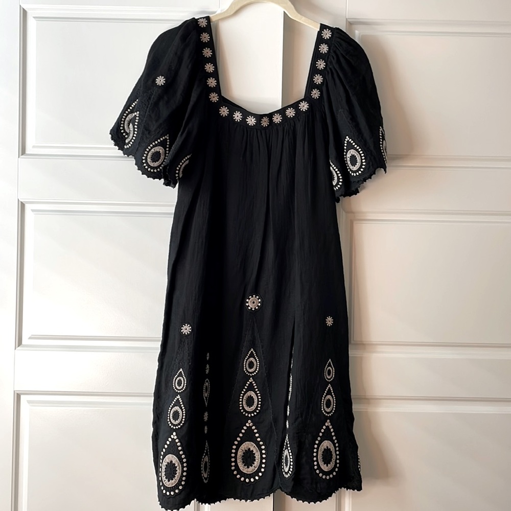 BCBG embroidered black and white shirt sleeve dress pockets size 4